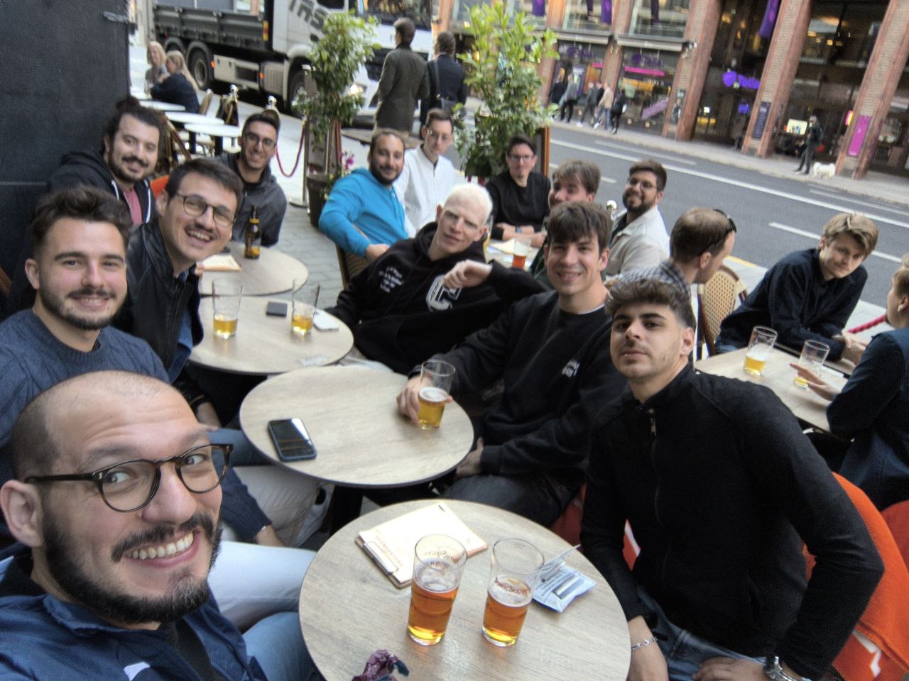 Il gruppo di Geckos seduti a più tavoli di un bar all'aperto a Stoccolma durante il retreat