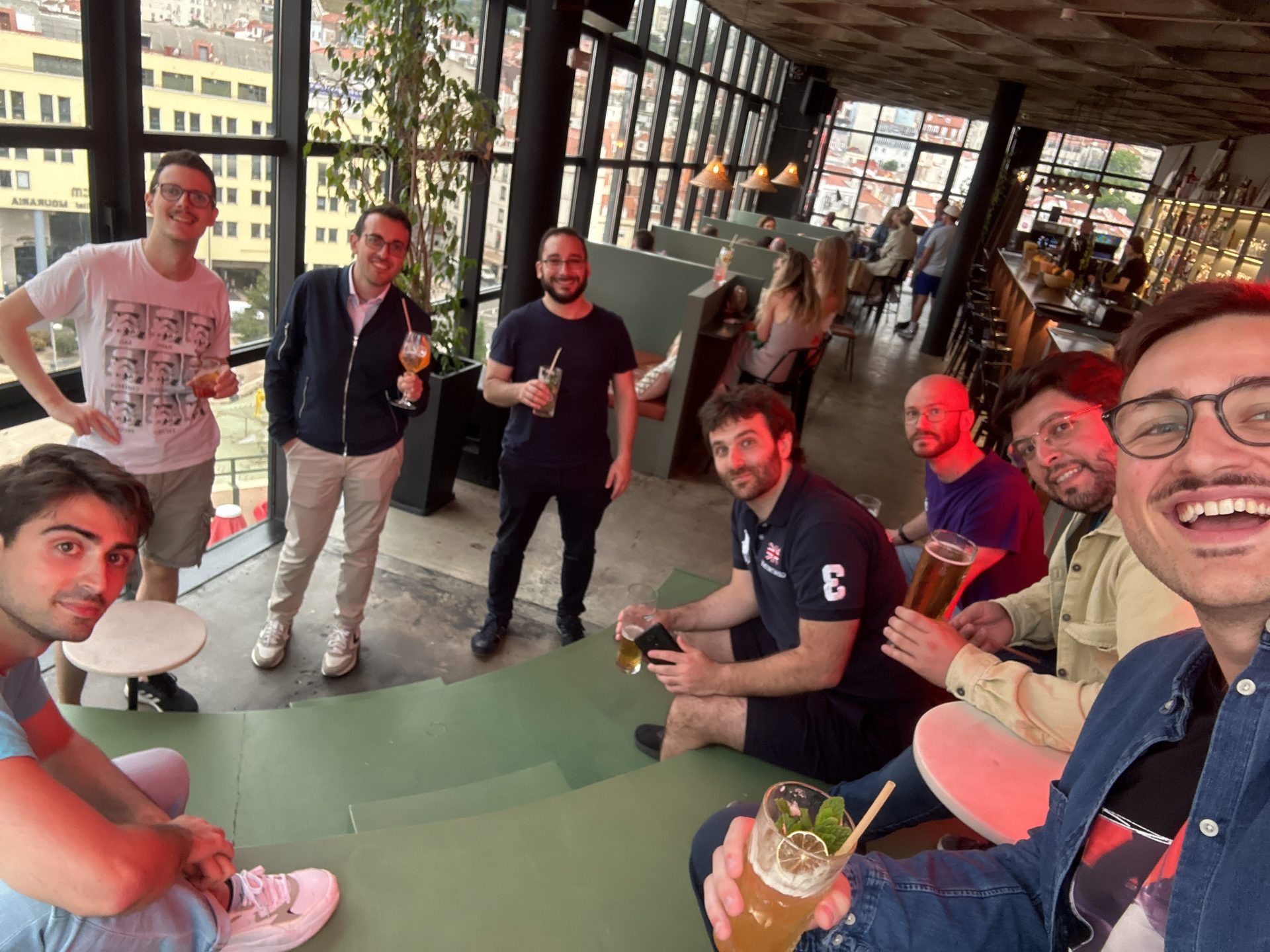 Un gruppo di geckos che fa aperitivo in un locale di Lisbona durante il viaggio premio team building